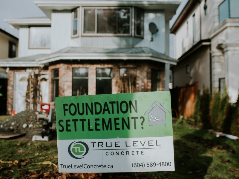 Foundation settlement sign