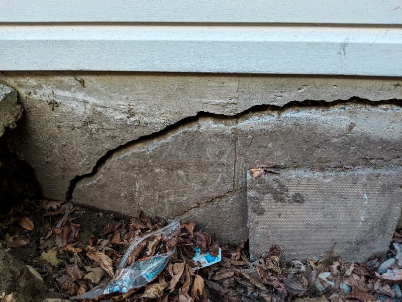 Large crack in foundation - Chilliwack Sunken Foundation - True Level Concrete